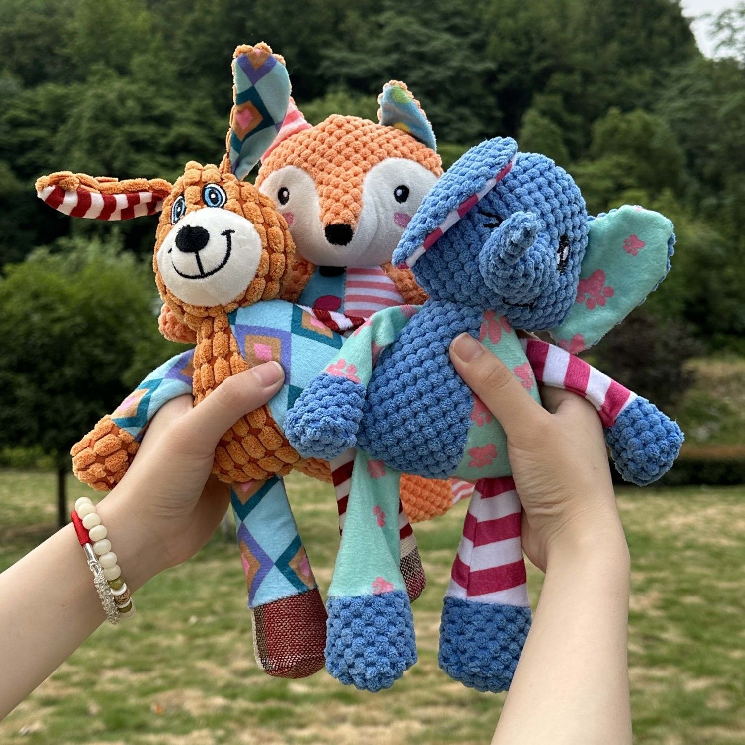 Pet Dental Chew Toy - Buntes Cartoon-Patchwork-Plüsch-Hundespielzeug, quietschendes Haustierspielzeug in Bären-